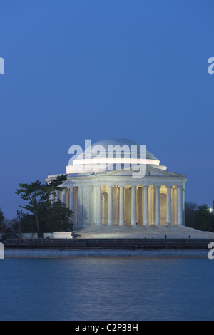 Das Jefferson Memorial leuchtet während der Dämmerung am Morgen vor Sonnenaufgang in Washington, DC.