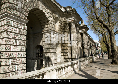 Somerset House von der Böschung London England Stockfoto