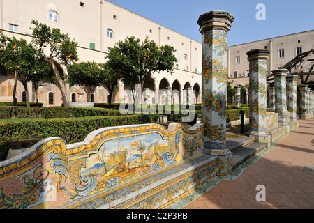 Neapel. Italien. Kreuzgang der Kirche & Kloster von Santa Chiara. Stockfoto