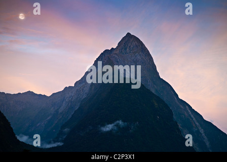 Morgendämmerung über Mitre Peak, Milford Sound, Neuseeland, bei Vollmond Stockfoto