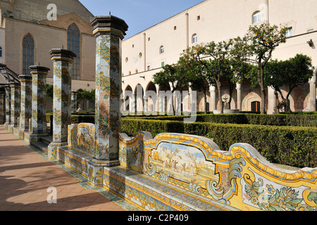 Neapel. Italien. Kreuzgang der Kirche & Kloster von Santa Chiara. Stockfoto