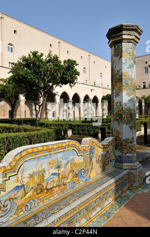 Neapel. Italien. Kreuzgang der Kirche & Kloster von Santa Chiara. Stockfoto