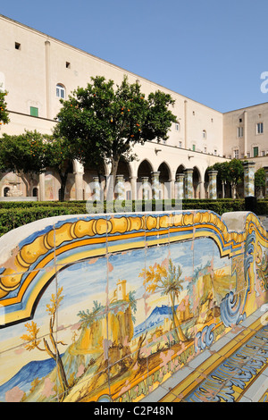 Neapel. Italien. Kreuzgang der Kirche & Kloster von Santa Chiara. Stockfoto