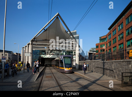 Eine Straßenbahn LUAS (Stadtbahn) an der Connolly Station, Stadt Dublin, Irland Stockfoto