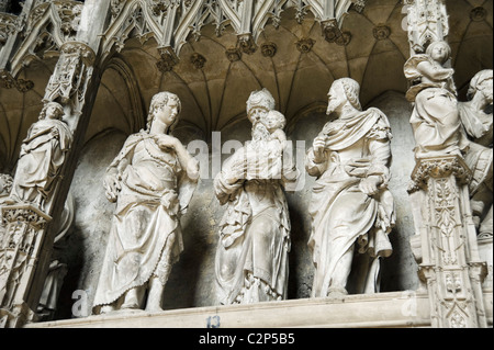 Details der Figuren auf dem Bildschirm der Chor in das Innere der Kathedrale von Notre Dame, Chartres, Frankreich Stockfoto