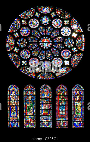 Glasfenster in der Kathedrale von Notre Dame, Chartres, Frankreich Stockfoto