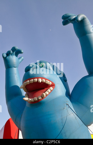 Große blaue Monster Gorilla, aufblasbare Werbung. Stockfoto