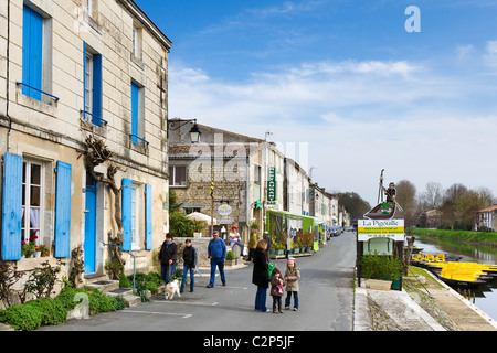 Straße entlang den Ufern des Flusses Sevre in Coulon, Marais Poitevin, Poitou-Charentes, Frankreich Stockfoto