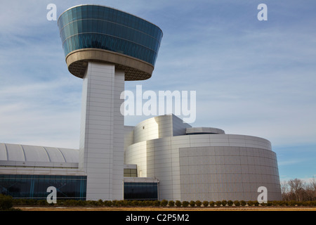 Das Udvar-Hazy Center und Donald D. Engen Aussichtsturm, US Smithsonian National Air and Space Museum, Chantilly, VA. Stockfoto