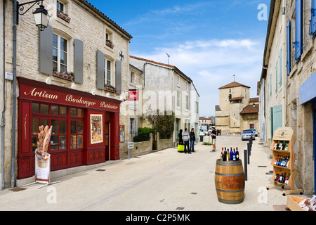 Geschäfte im Zentrum Dorfes Coulon, Marais Poitevin, Poitou-Charentes, Frankreich Stockfoto