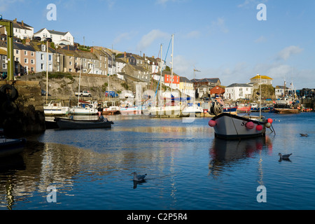 Kornische Angelboote/Fischerboote vertäut im Hafen / in der Nähe von Kai / Kai in Mevagissey in Cornwall. VEREINIGTES KÖNIGREICH. Stockfoto