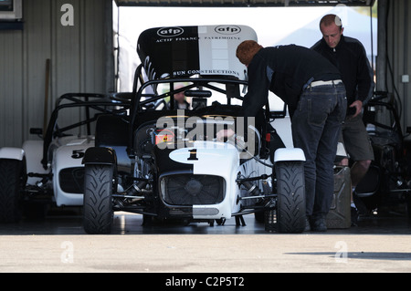 Stock Foto von einem Caterham Seven im Fahrerlager auf dem Circuit Val de Vienne in Frankreich. Stockfoto