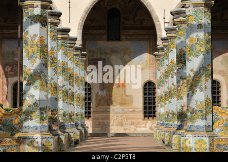 Neapel. Italien. Kreuzgang der Kirche & Kloster von Santa Chiara. Stockfoto