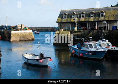 Kornische Angelboote/Fischerboote / Boot vertäut am Kai / Kai im Hafen von Mevagissey in Cornwall. VEREINIGTES KÖNIGREICH. Stockfoto