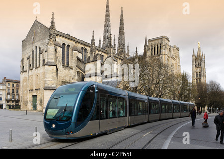 Moderne Straßenbahn vor St. Andre Cathedral und Pey Berland Tower im Zentrum Stadt, Bordeaux, Aquitanien, Frankreich Stockfoto