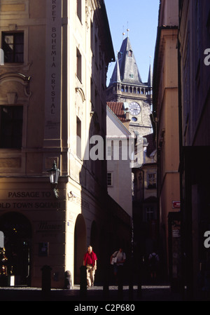 Mann zu Fuß in Durchgang vom Altstädter Ring, Staromestske Namesti, Prag, Tschechische Republik Stockfoto