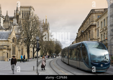 Moderne Straßenbahn vor St. Andre Cathedral und Pey Berland Tower im Zentrum Stadt, Bordeaux, Aquitanien, Frankreich Stockfoto