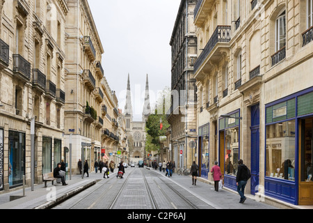 Geschäfte auf der Rue Vital-Carles mit Türme der Kathedrale St. Andre im Hintergrund, Quartier St-Pierre, Bordeaux, Aquitanien, Frankreich Stockfoto