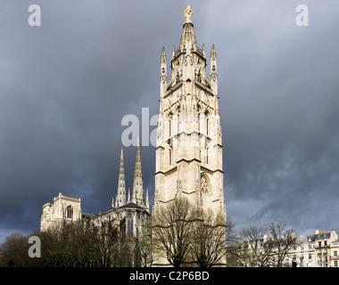 Pey Berland Turm und St. Andre Cathedral in der Innenstadt kurz vor einem Sturm, Bordeaux, Aquitanien, Frankreich Stockfoto