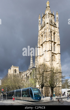 Moderne Straßenbahn vor Pey Berland Turm und St. Andre Cathedral im Zentrum der Stadt kurz vor einem Sturm, Bordeaux, Aquitanien, Frankreich Stockfoto