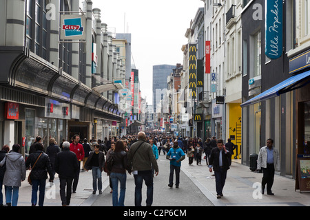 Geschäfte auf Rue Neuve (Haupteinkaufsstraße) im Zentrum der Stadt, Brüssel, Belgien Stockfoto