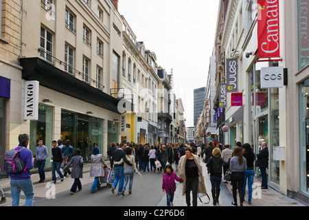 Geschäfte auf Rue Neuve (Haupteinkaufsstraße) im Zentrum der Stadt, Brüssel, Belgien Stockfoto