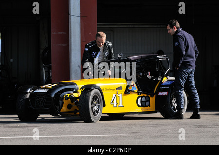 Stock Foto von einem Caterham Seven im Fahrerlager auf dem Circuit Val de Vienne in Frankreich. Stockfoto