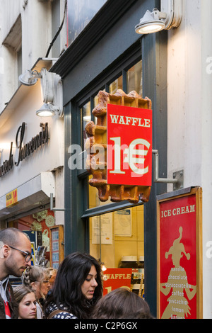 Menschen außerhalb einer Waffel-Stall im Stadtzentrum, Brüssel, Belgien Stockfoto