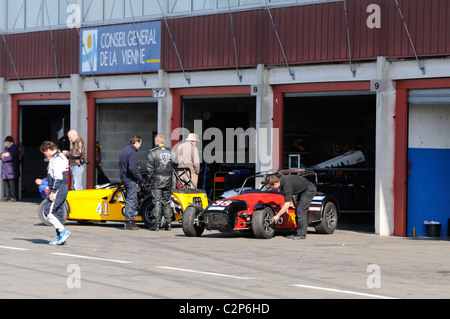 Stock Foto von einem Caterham Seven im Fahrerlager auf dem Circuit Val de Vienne in Frankreich. Stockfoto