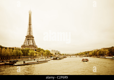 Blick auf den Eiffel-Turm und Brücke "Pont d 'Léna" aus der Passerelle Debilly in Paris Stockfoto