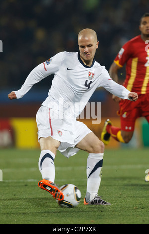 Michael Bradley der Vereinigten Staaten geht der Ball bei einem FIFA World Cup Runde der 16 Spiel gegen Ghana 26. Juni 2010. Stockfoto