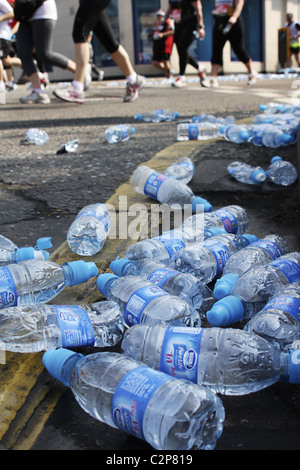 Ausrangierte Plastikflaschen auf Route der London-Marathon Stockfoto