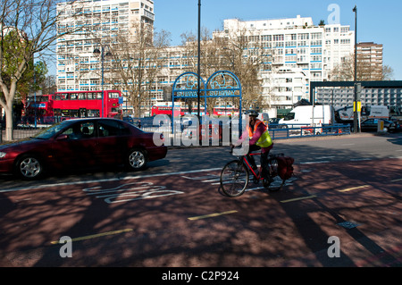 Radfahrer, St.-Georgs-Straße, Elephant and Castle Kreisverkehr, Southwark, London, UK Stockfoto