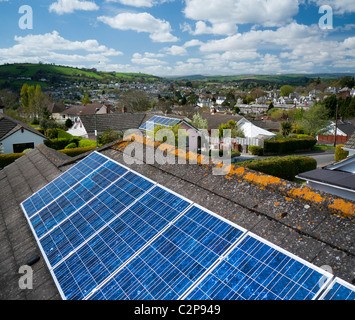 Sonnenkollektoren auf dem Dach eines Hauses in Totnes Devon UK Stockfoto