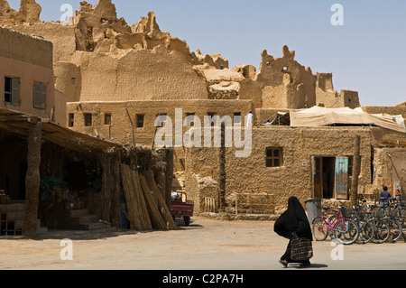 Die Festung aus dem 12. Jahrhundert Shali und Straßenszene in der Oase Siwa in Ägypten Stockfoto