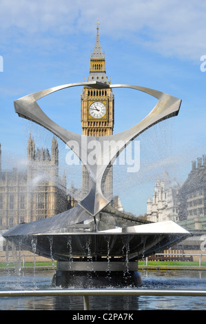 Teil von Revolvierenden Edelstahl Wasserspiel Brunnen & Kunst Skulptur von Naum Gabo im St. Thomas Hospital als Rahmen zu Big Ben Clock Face London UK Stockfoto