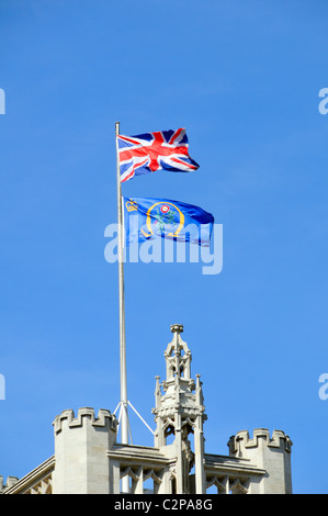 Union Jack & Emblem UKSC-Flaggen fliegen über dem Steinturm, dem alten Middlesex Guildhall-Gebäude, jetzt britischer Oberster Gerichtshof am Parliament Square London England Stockfoto