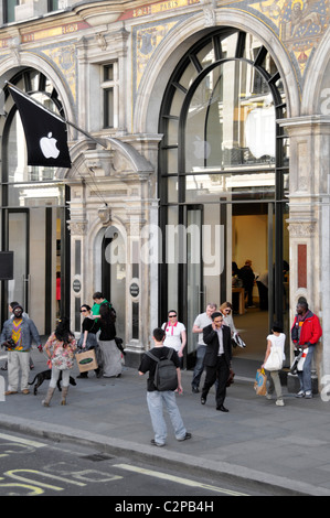 Menschen auf der Fahrbahn außerhalb der Apple American Technology Business Flagship Store in der Regent Street London West End Shopping District England Großbritannien Stockfoto