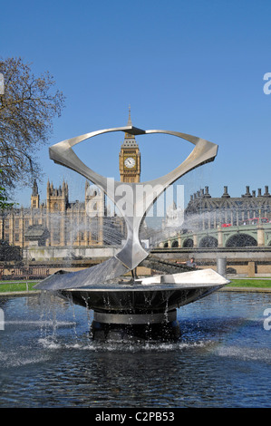 Drehtür Edelstahl Wasser spray Funktion Brunnen & Kunst Skulptur von Naum Gabo im St. Thomas Hospital als Rahmen zu Big Ben Clock Face London UK Stockfoto