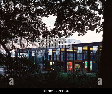 Gateway Orientierung Zentrum, Loch Lomond, Schottland. Nordansicht in der Abenddämmerung mit Exponaten. Stockfoto