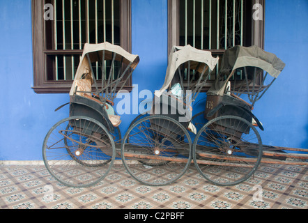 Fahrrad-Rikschas vor der Cheong Fatt Tze chinesischen Mansion in Georgetown, Malaysia Stockfoto