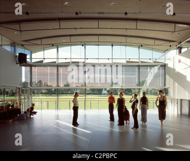 Die Space-Zentrum für Tanz, College Dundee, Schottland. Tanz Studio 1 mit Studenten. Stockfoto
