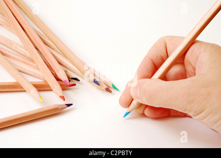 menschliche Hand bereit, mit Farbstiften zu schreiben Stockfoto