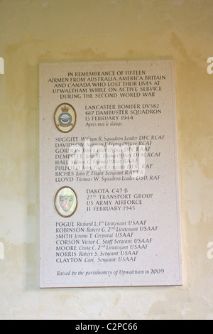 Denkmal für die Besatzungen von einem RAF-Lancaster und ein USAAF Dakota die stürzte in der Nähe von Upwaltham Kirche West Sussex UK Stockfoto