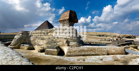 IN DER NÄHE VON KAIRO, DIE PYRAMIDEN VON GIZEH MIT DER SPHINX IM VORDERGRUND Stockfoto