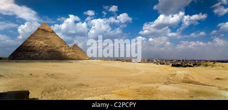 KAIRO, DIE PYRAMIDEN VON GIZEH.  Die Pyramide des Chephren (Chephren) vor und hinter Khufu Stockfoto
