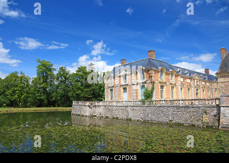 Altfranzösisch Herrenhaus mit einem See in der Nähe, Europa. Stockfoto