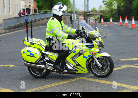 Britische Polizei-Motorradfahrer im Dienst. Stockfoto