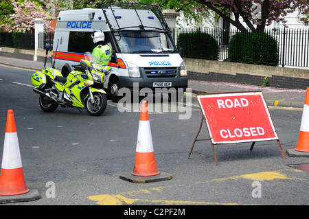 Britische Polizei-Motorradfahrer im Dienst. Stockfoto