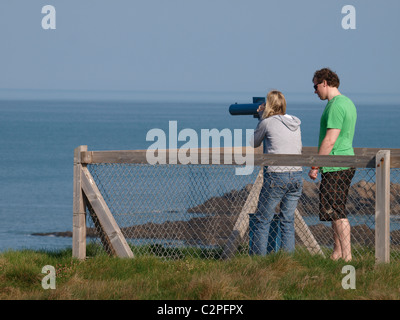 Paar am Meer mit Teleskop, Bude, Cornwall, UK Stockfoto